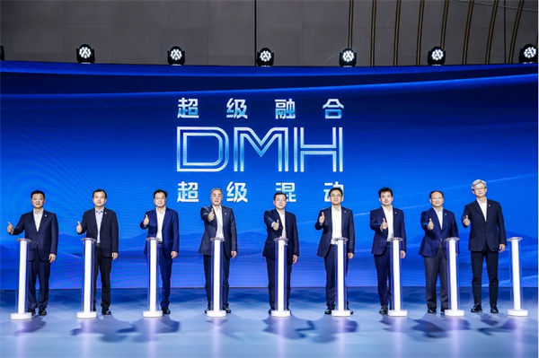 “入門即享長(zhǎng)續(xù)航大動(dòng)力” 榮威D5X DMH限時(shí)權(quán)益價(jià)10.98萬起，插混SUV市場(chǎng)迎來“價(jià)值王者”